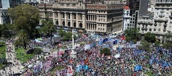 Insólito requisito para reuniones en espacio público: si son más de tres personas deberán pedir permiso