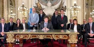  los funcionarios y asesores que acompañaron a Javier Milei en el anuncio del DNU de desregulación de la economía