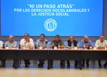 El amparo de la CGT contra el DNU: La Justicia habilitó la feria judicial para tratar el amparo