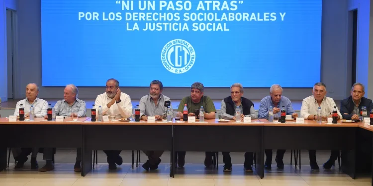 El amparo de la CGT contra el DNU: La Justicia habilitó la feria judicial para tratar el amparo