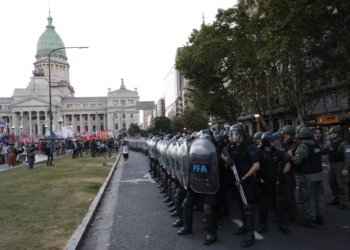 Protocolo antipiquetes: cómo se regulan las manifestaciones en otros países del mundo