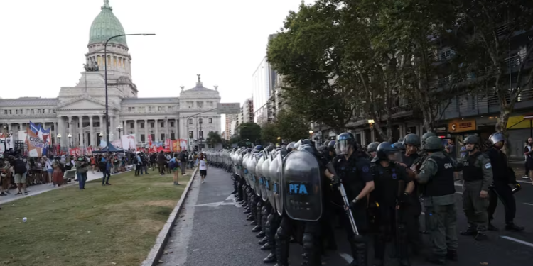 Protocolo antipiquetes: cómo se regulan las manifestaciones en otros países del mundo