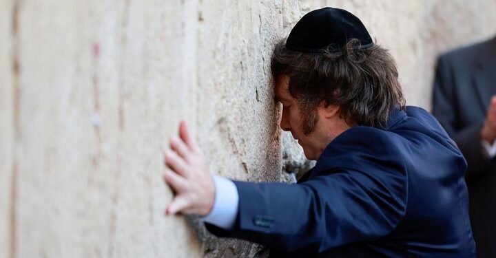 Comenzó la gira internacional de Milei: el Presidente lloró en el Muro de los Lamentos