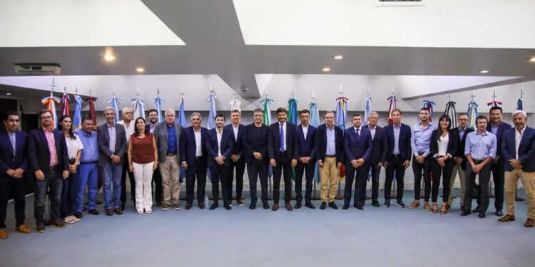 El Gobierno convocará formalmente hoy a todos los gobernadores para discutir la nueva ley Ómnibus y el pacto fiscal