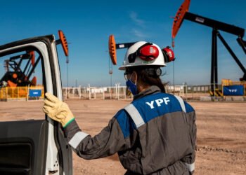 YPF aprobó desprenderse de 55 pozos de baja producción y ajustó el valor contable de esos activos