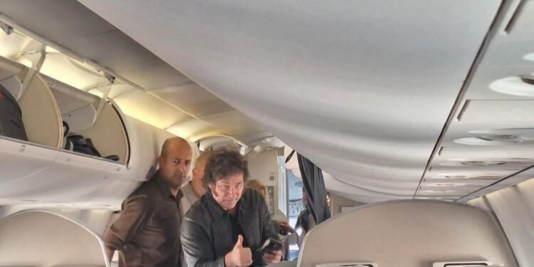 Milei no viajará más en vuelos comerciales