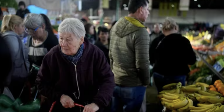 Los precios de los alimentos en los barrios populares aumentaron casi 90% en los últimos cuatro meses