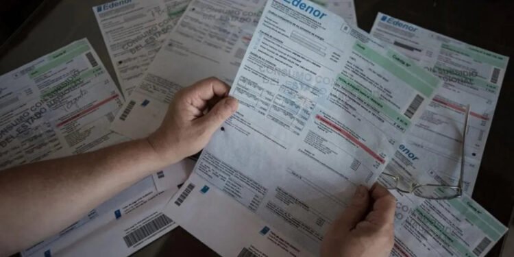 Una familia tipo gasta más del 10% de su salario para pagar los servicios básicos del AMBA