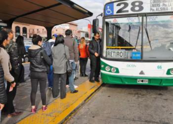 El gremio de los colectiveros de la UTA no definió su adhesión al paro de la CGT y negocia con el Gobierno