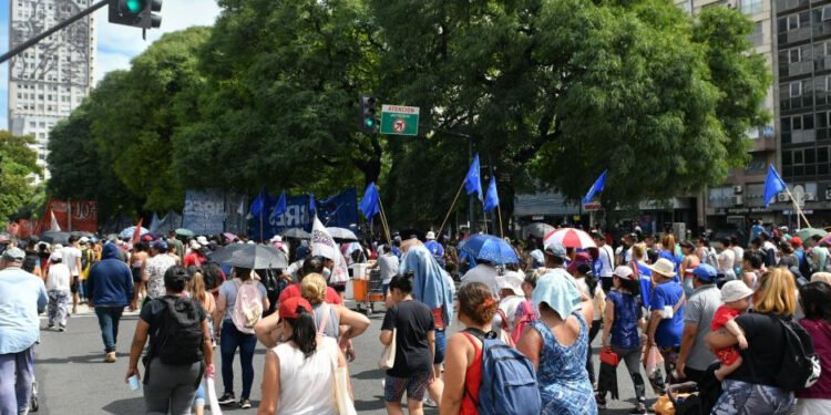 Inhibieron los bienes de los piqueteros acusados de extorsión