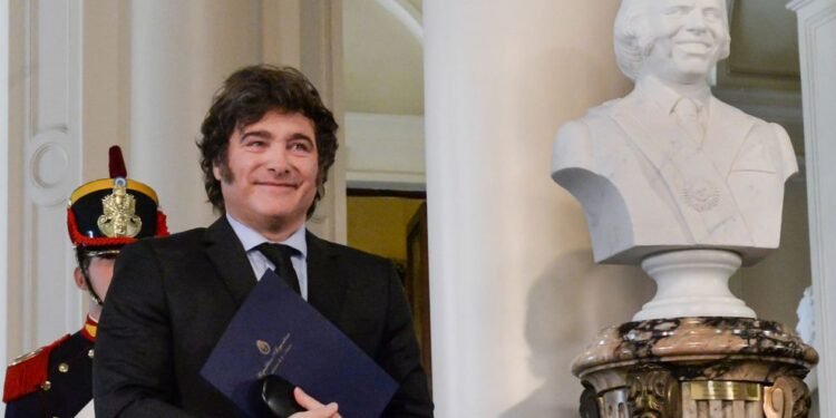 Milei inauguró un busto de Carlos Menem en la Casa Rosada