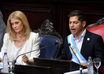 Kicillof justificó su rechazo a la Ley Bases y cruzó a Caputo: “Que se digne a atendernos”