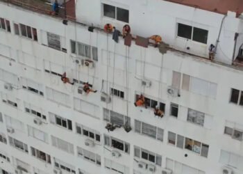 Caballito: dramático traslado de una pareja atrincherada que amenazó con arrojarse de un piso 20