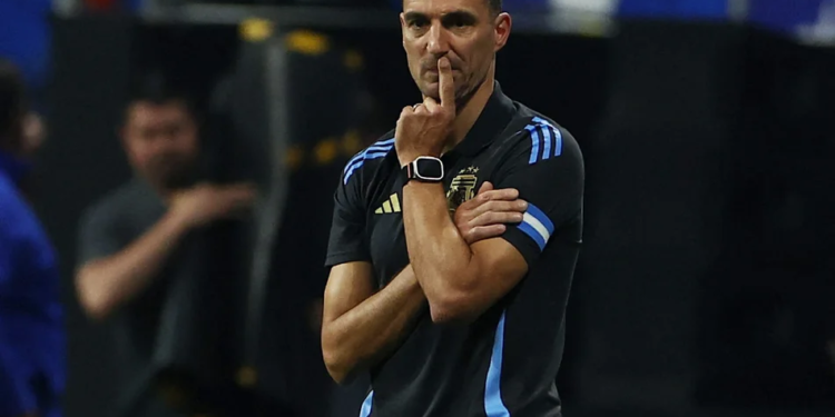 La CONMEBOL sancionó a Scaloni y no dirigirá a la Selección Argentina ante Perú