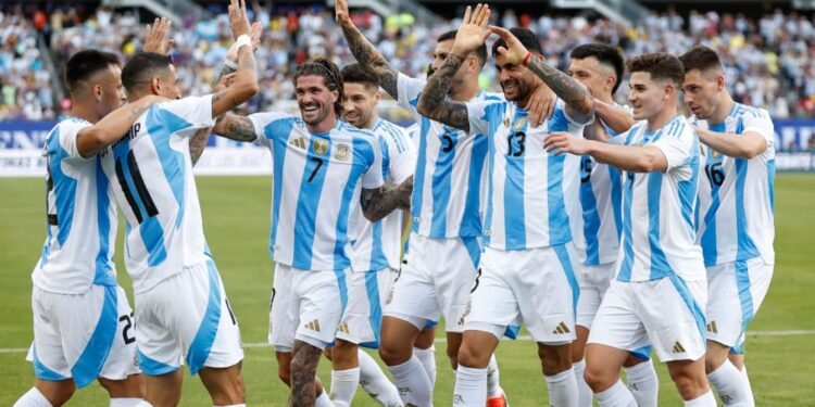 La Selección Argentina le ganó a Ecuador con gol de Di María y un rato de Messi