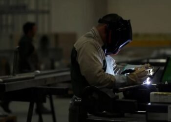 Recesión: la industria cayó en mayo y la esperanza de una recuperación en “V” da paso a un escenario de “L” en el que el rebote se hace esperar