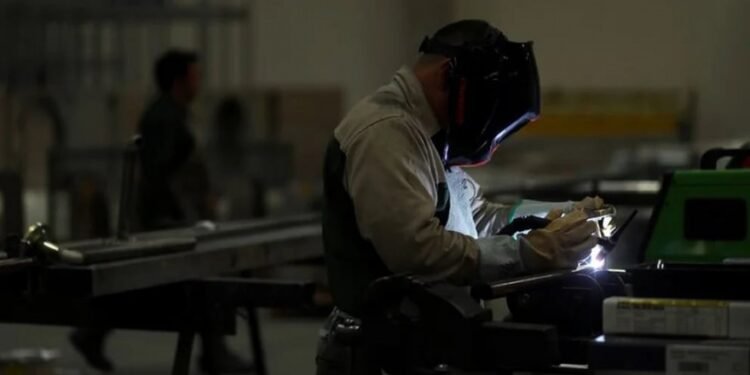 Recesión: la industria cayó en mayo y la esperanza de una recuperación en “V” da paso a un escenario de “L” en el que el rebote se hace esperar