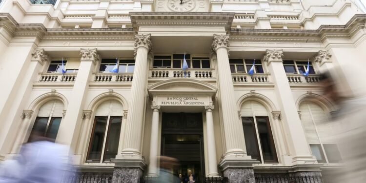 El Gobierno quiere poner en circulación los billetes de $20 mil a fines de octubre