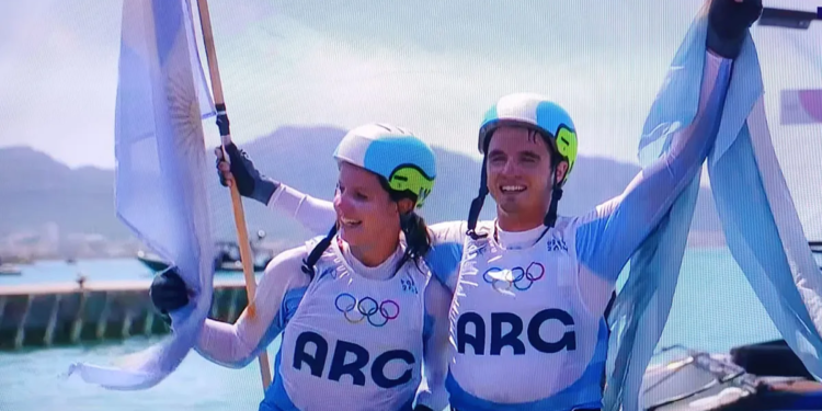 Mateo Majdalani y Eugenia Bosco ganaron la medalla plateada para Argentina en la vela de los Juegos Olímpicos 2024