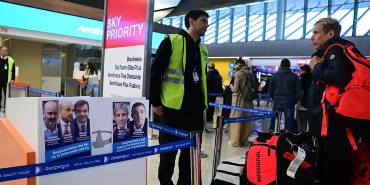 El Gobierno calificó de inmorales los privilegios de los pilotos: desde pasajes en clase ejecutiva hasta bono en dólares