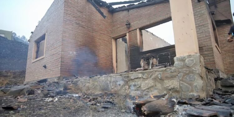 Incendios en Córdoba: el fuego no da tregua y los fuertes vientos complican el trabajo de los brigadistas