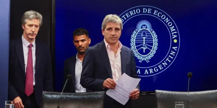 Luis Caputo en Washington, dialoga con el FMI posible nuevo acuerdo para aliviar reservas del B.C.R.A