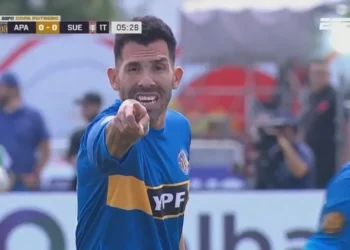 Tevez jugó la Copa Potrero para ayudar a sus amigos de Fuerte Apache y se hizo viral por una curiosa situación