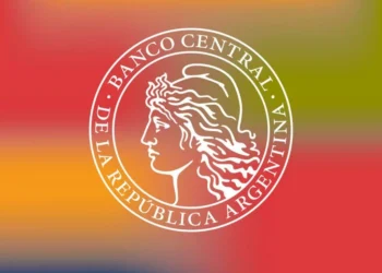 El BCRA en un nuevo paso en la flexibilización del cepo cambiario, modificó los plazos de acceso al dólar oficial para un grupo de empresas