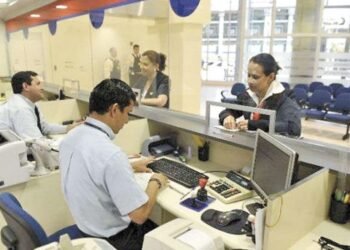Los trabajadores bancarios seguirán recibiendo mejoras salariales bajo un sistema de ajustes mensuales hasta febrero de 2025