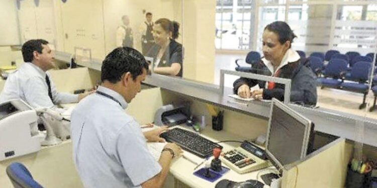 Los trabajadores bancarios seguirán recibiendo mejoras salariales bajo un sistema de ajustes mensuales hasta febrero de 2025