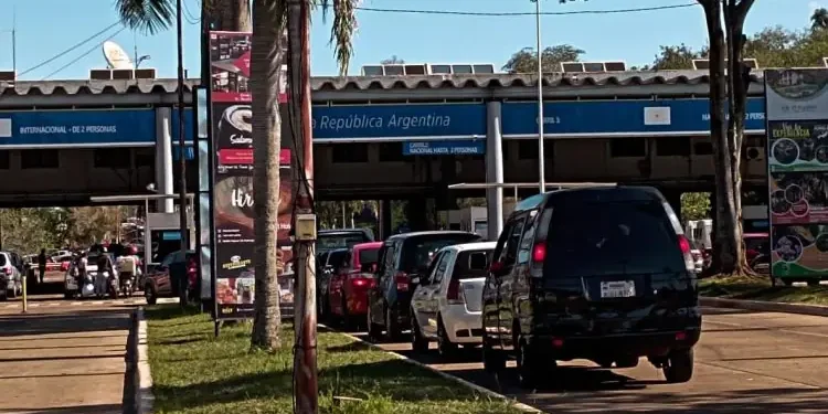 Vacaciones 2025: Más de 2000 turistas en Puerto Iguazú para cruzar a Brasil