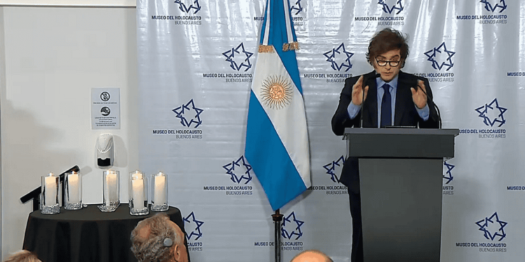 Javier Milei volvió a defender a Elon Musk y destacó a Donald Trump en un acto por el Holocausto
