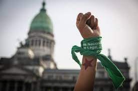 “Progres” vs. “anti-woke” se debate tambien en el congreso