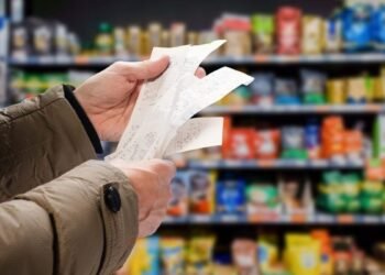 El consumo de alimentos y artículos de limpieza se desplomó un 18% en 2024