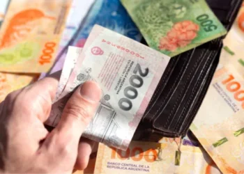 Los salarios registrados aumentaron 2,4% en diciembre y perdieron frente a la inflación