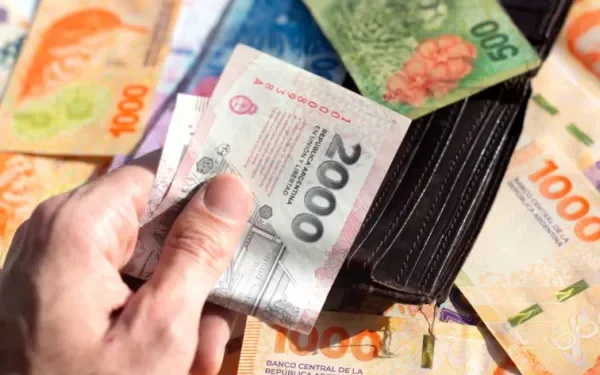 Los salarios registrados aumentaron 2,4% en diciembre y perdieron frente a la inflación