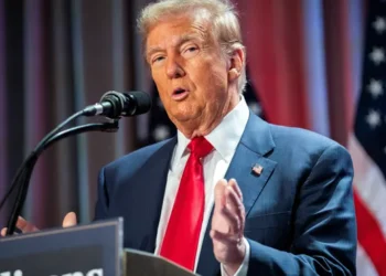 Motosierra: Donald Trump anunció recortes de personal en las embajadas estadounidenses