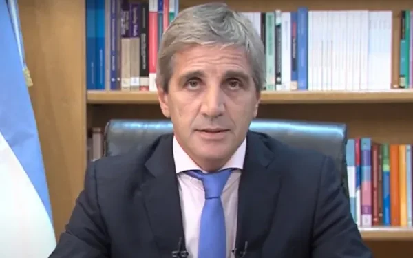 Devaluación del peso: qué estimación internacional despertó el enojo de Luis Caputo