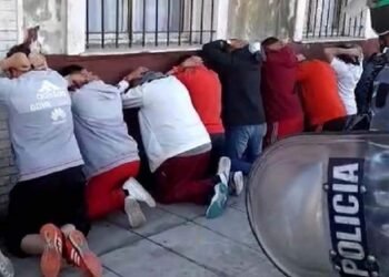 Los barras de fútbol, los primeros en notar que la coraza de Javier Milei se corrió