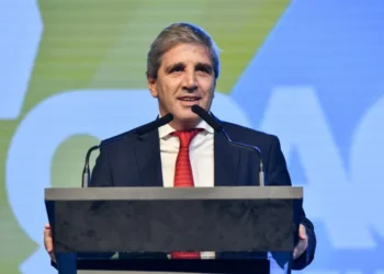 ¿Flotación libre? Luis Caputo puso en dudas el esquema cambiario y el mercado busca cobertura