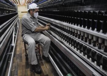 En alerta, empresarios textiles piden reunión urgente a Luis Caputo por la baja de aranceles a la importación