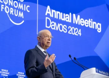 Adiós a Klaus Schwab: El Creador del Foro de Davos se Retira