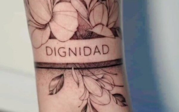 En apoyo a Cristina, Mayra Mendoza tatúa “dignidad” en tobillera