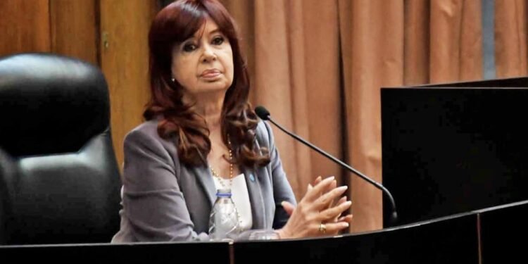 Cristina Kirchner y Causa Vialidad: Reaparición en acto ante fallo clave.