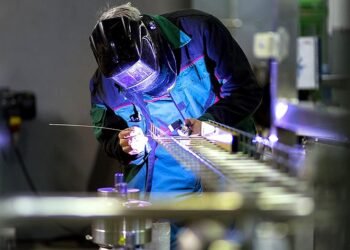 Mayor caída salarial desde 2023 y pérdida de 9.000 empleos.