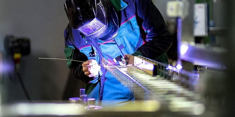 Mayor caída salarial desde 2023 y pérdida de 9.000 empleos.