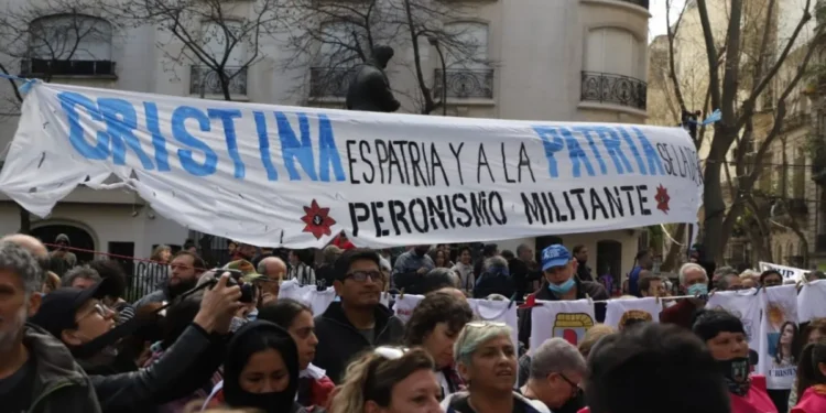 Cristina a militancia: “Firme y tranquila”, regreso.