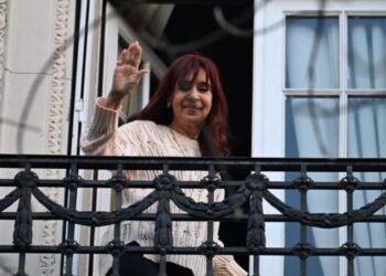 Cristina Kirchner: Sale al balcón, usará tobillera.