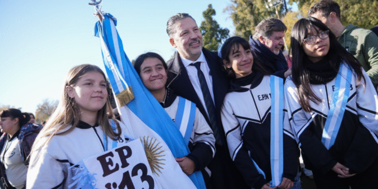 MILES DE ESTUDIANTES PROMETIERON LEALTAD A LA BANDERA
