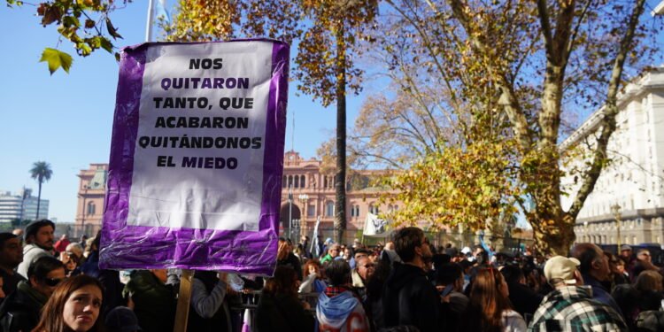 GUSTAVO MENÉNDEZ, PRESENTE EN LA MARCHA POR CFK